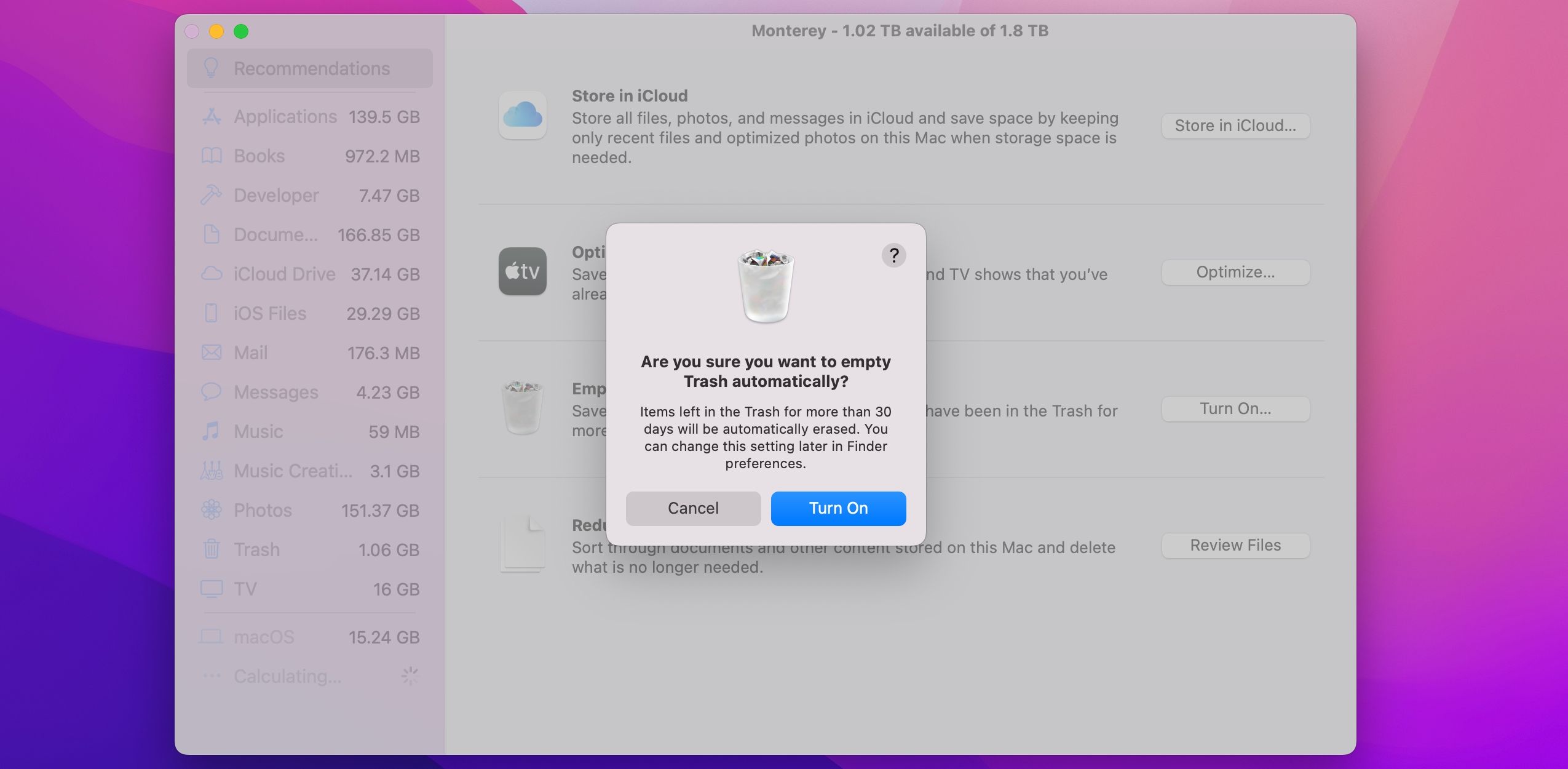 يعرض macOS Monterey نافذة تحسين التخزين مع رسالة تأكيد لخيار إفراغ سلة المهملات تلقائيًا 