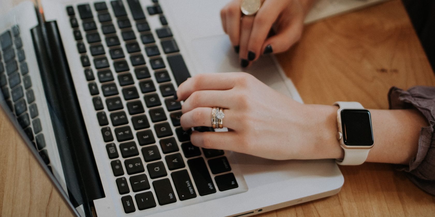 مستخدم Mac يرتدي ساعة Apple Watch 