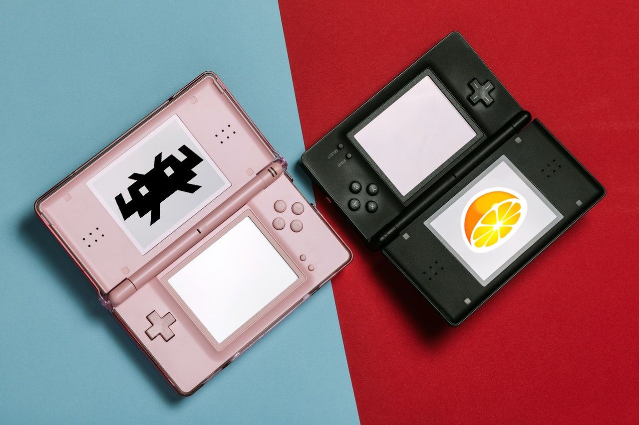 Dua konsol Nintendo DS; satu dengan logo Citra, satu lagi dengan logo RetroArch.