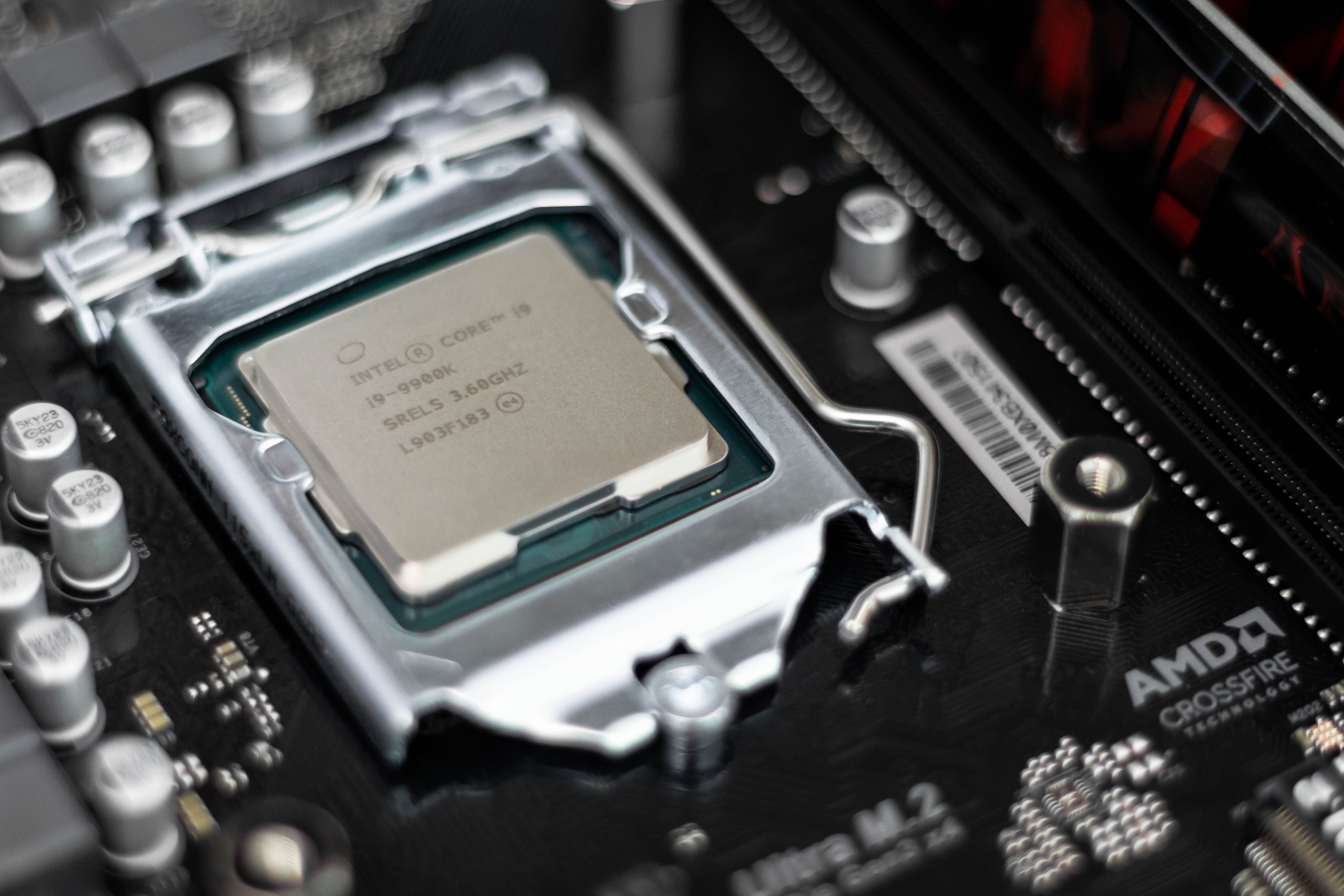 CPU Intel Core i9 terpasang pada motherboard
