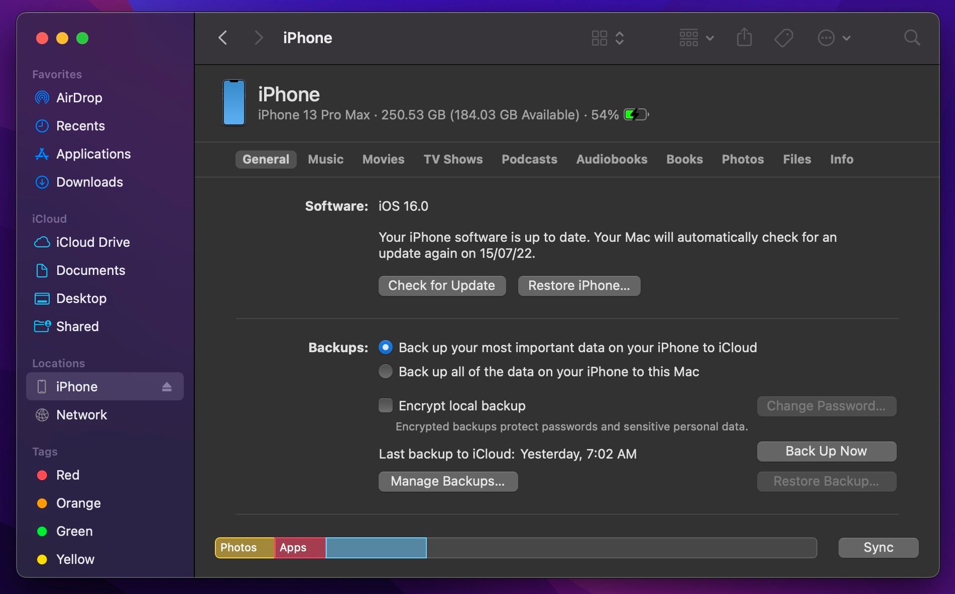 Penemu di Mac menampilkan ringkasan perangkat iPhone
