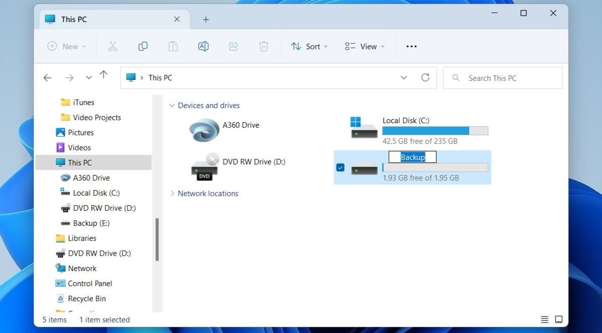 Mengganti nama drive di jendela File Explorer