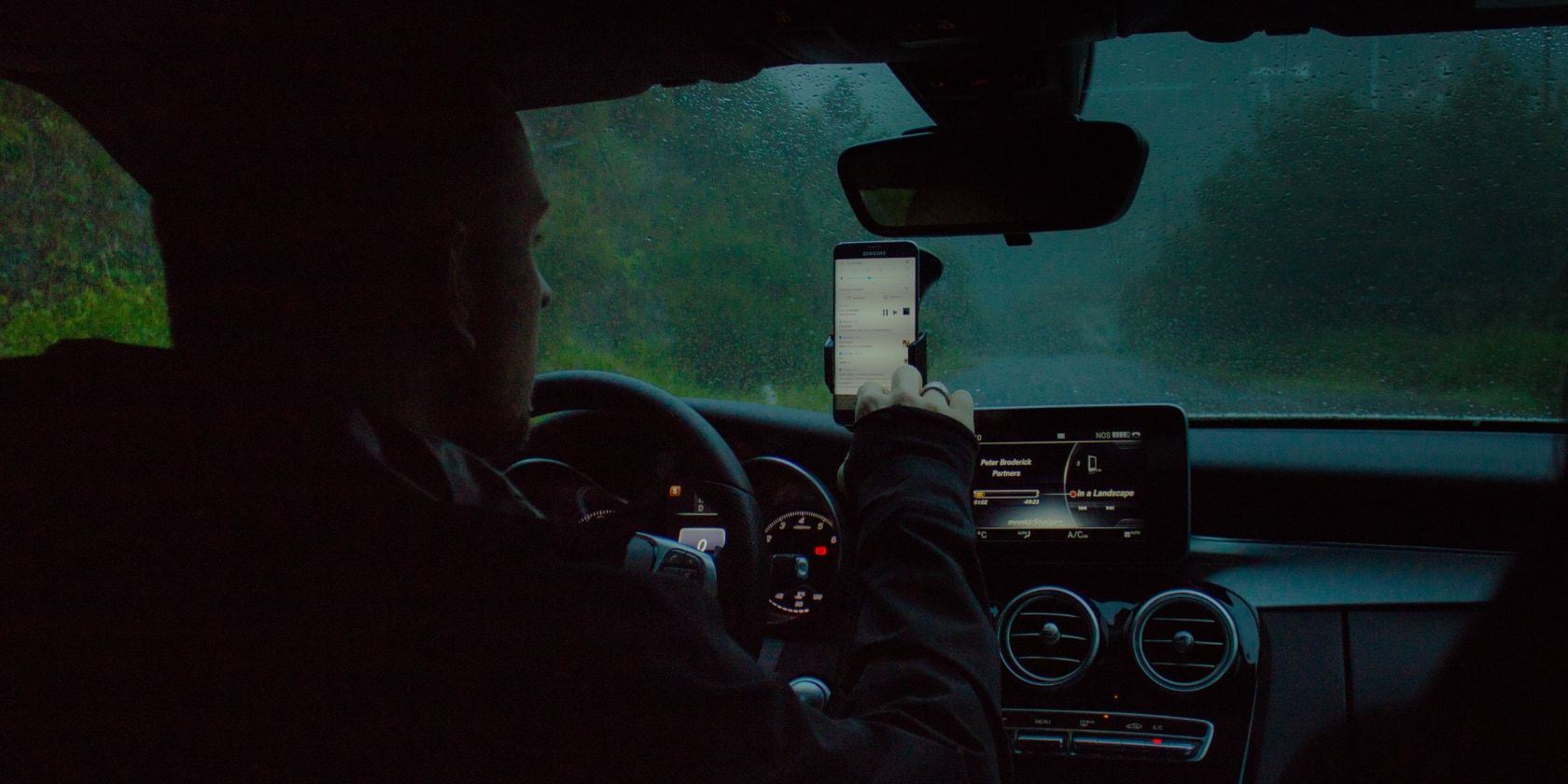 pria menggunakan ponsel untuk navigasi