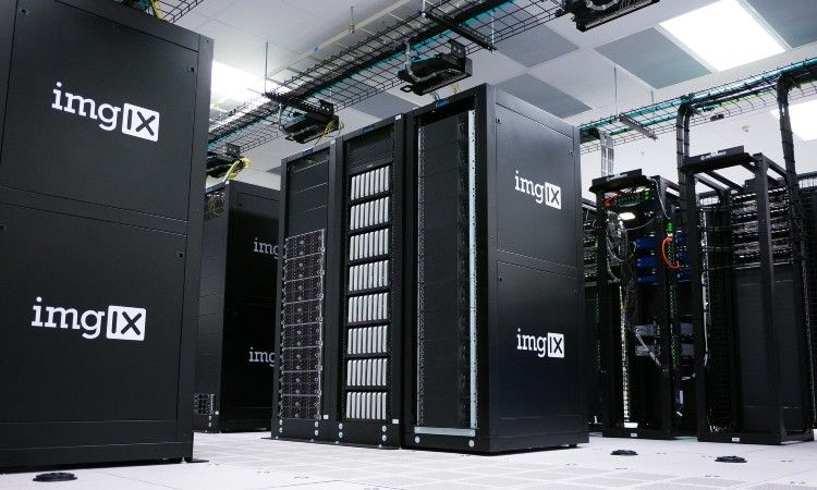 ruang server dengan unit penyimpanan database hitam besar