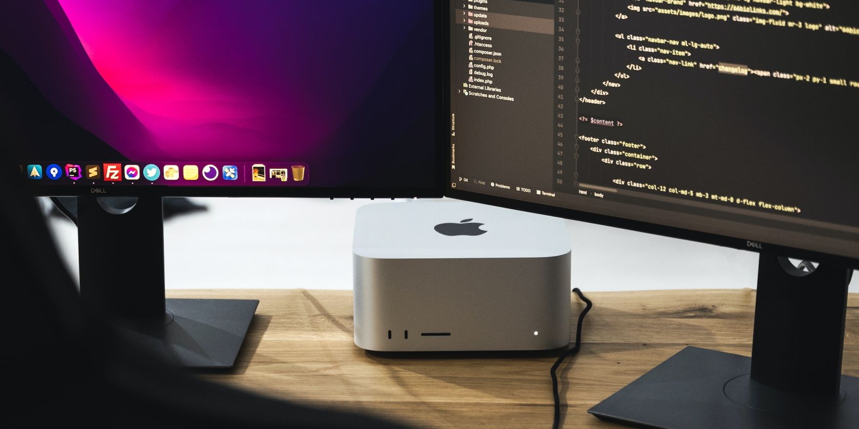 Mac Studio terhubung ke dua monitor