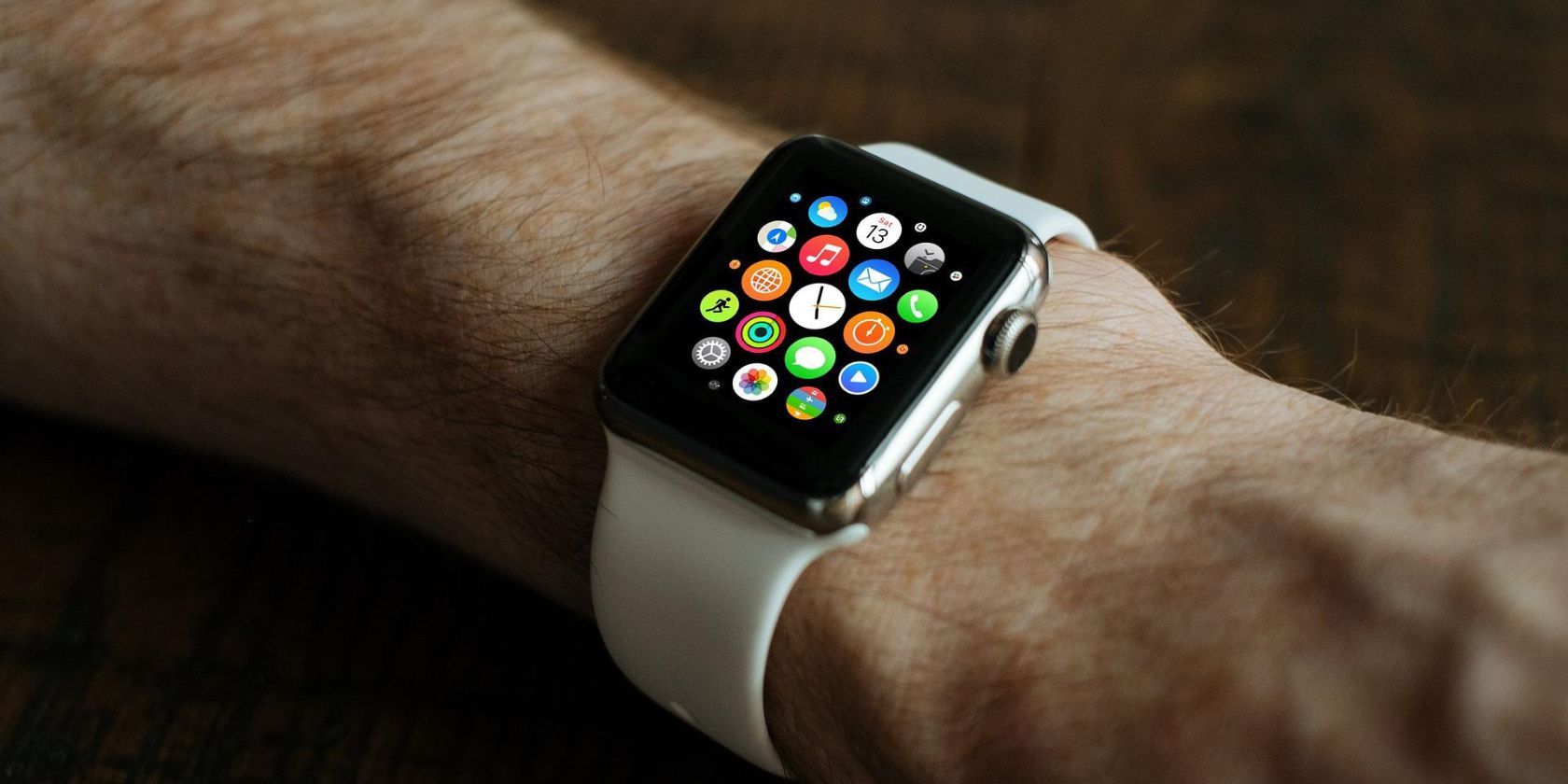 Seorang pria yang memakai Apple Watch di pergelangan tangannya