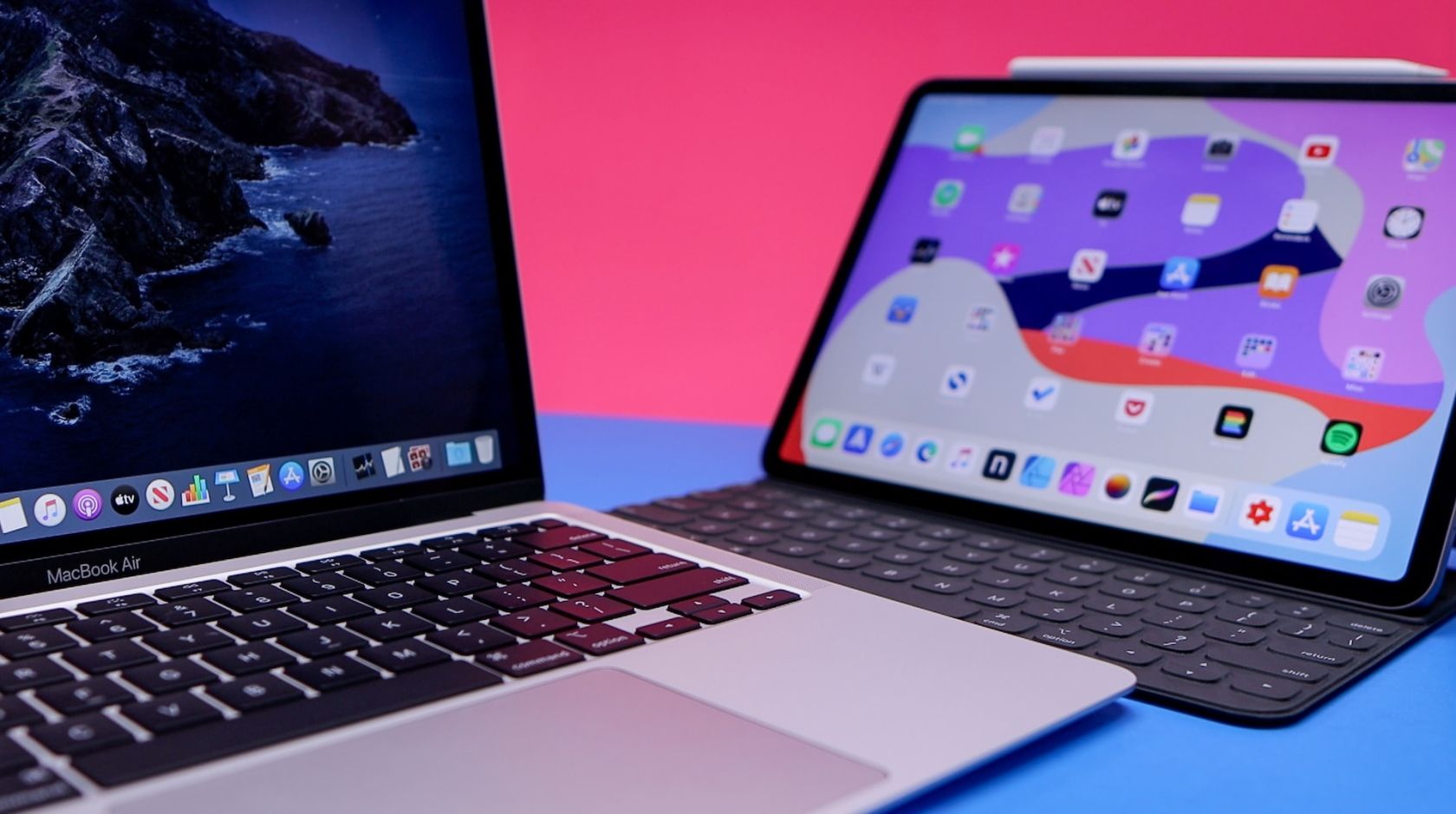 MacBook Air dan iPad Pro di atas meja