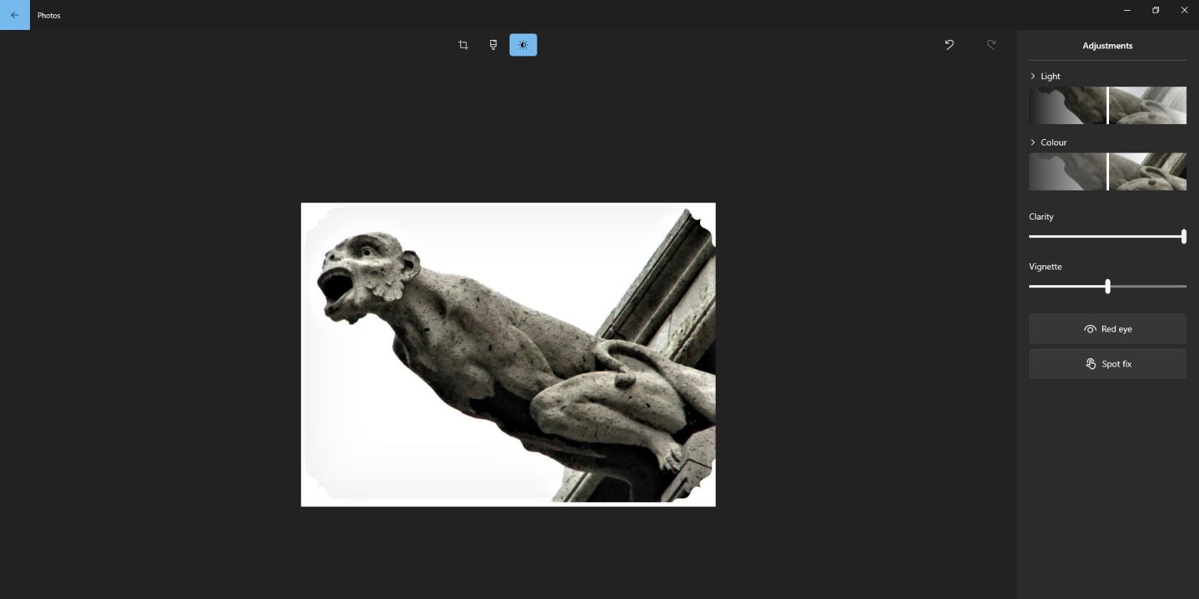 Gambar gargoyle terbuka di aplikasi Microsoft Photos