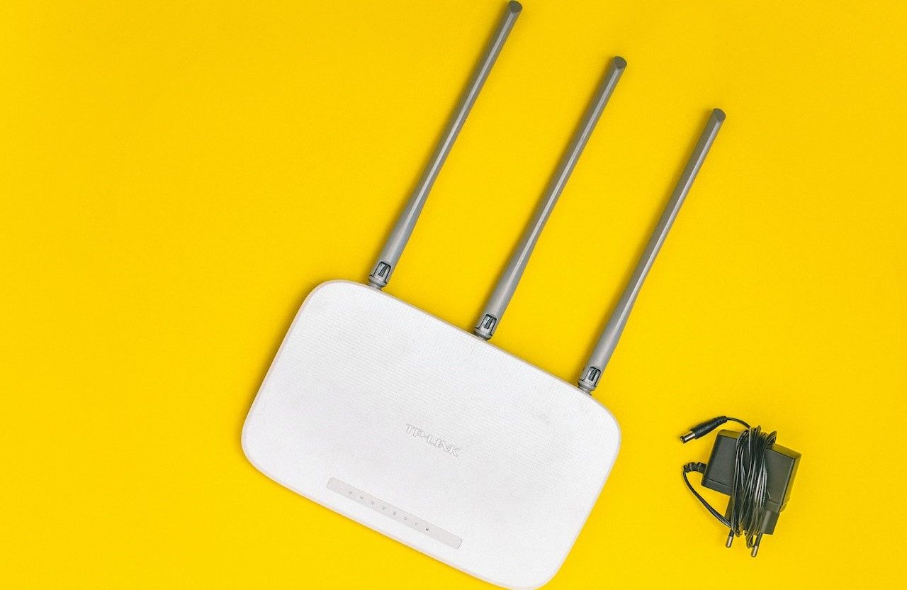 Router Wifi dengan Latar Belakang Kuning