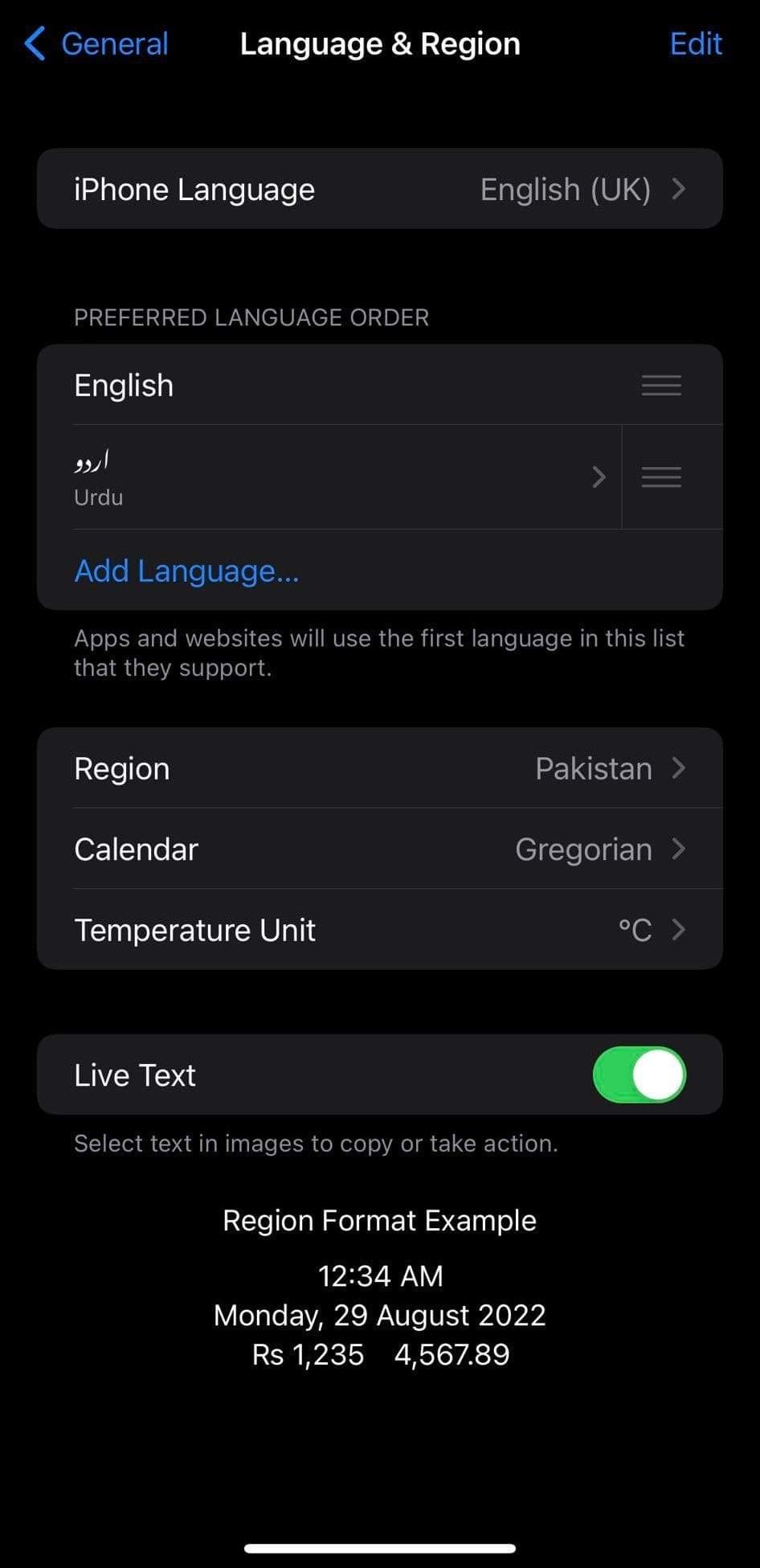 Mengklik Opsi Bahasa iPhone Di Bawah Pengaturan Bahasa dan Wilayah di Aplikasi Pengaturan untuk iOS