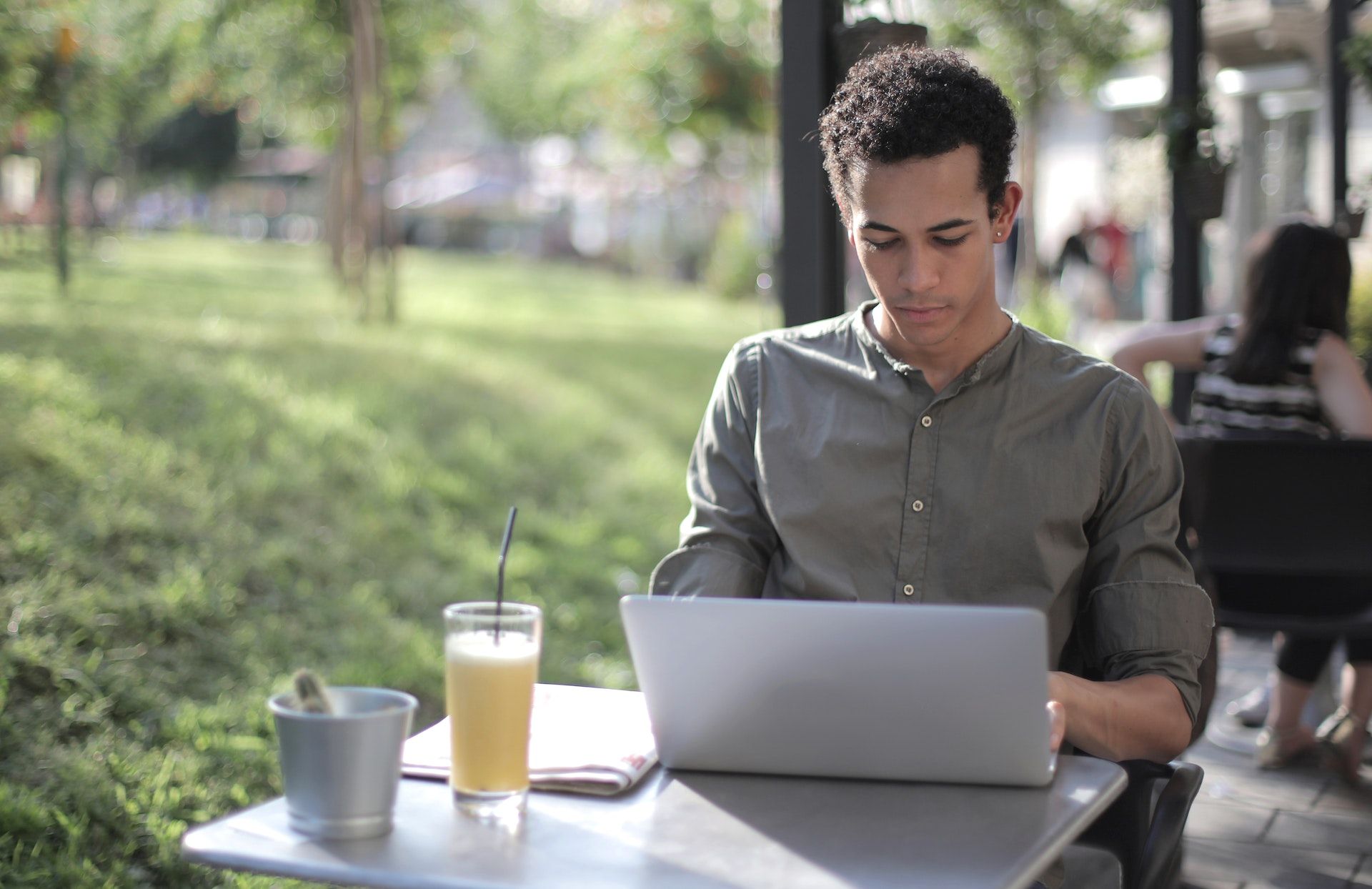 Pria yang fokus menggunakan laptop