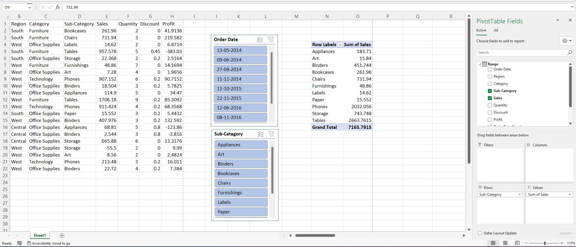 Lembar excel dengan pemotong dan tabel pivot