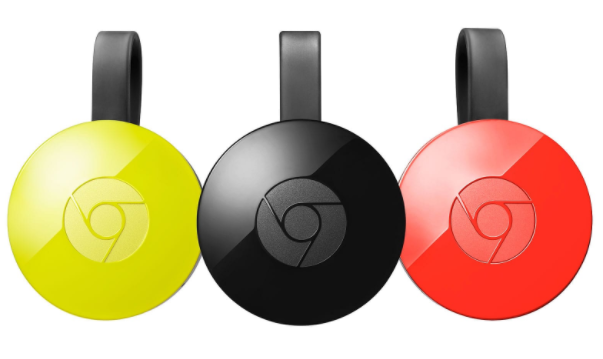 Tiga perangkat Google Chromecast warna-warni