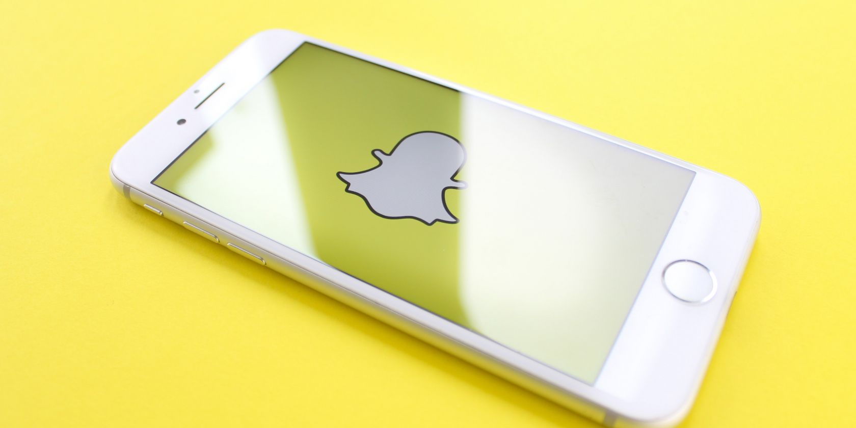 Foto ponsel dengan logo Snapchat yang ditampilkan