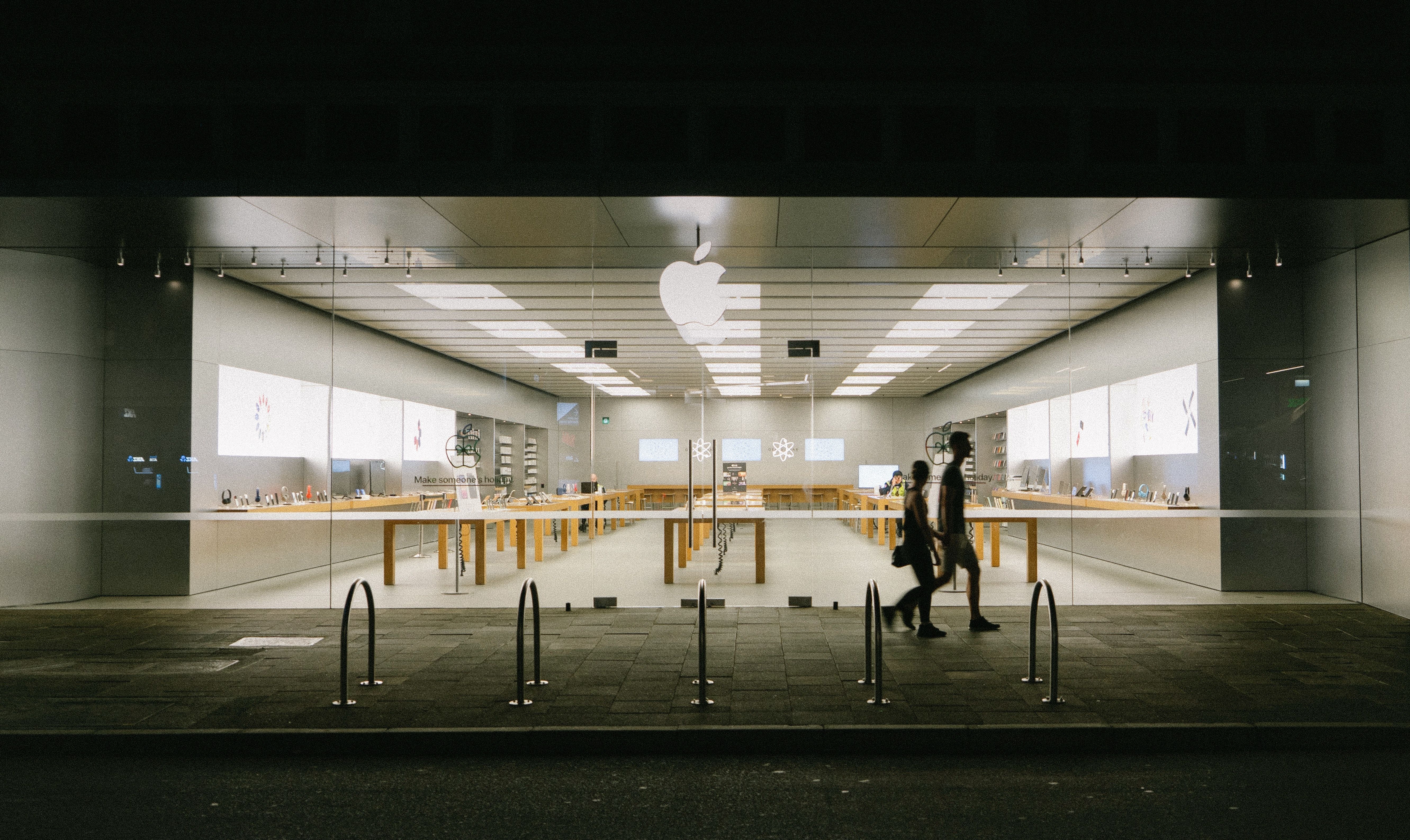 Apple Store 옆을 걷는 사람들