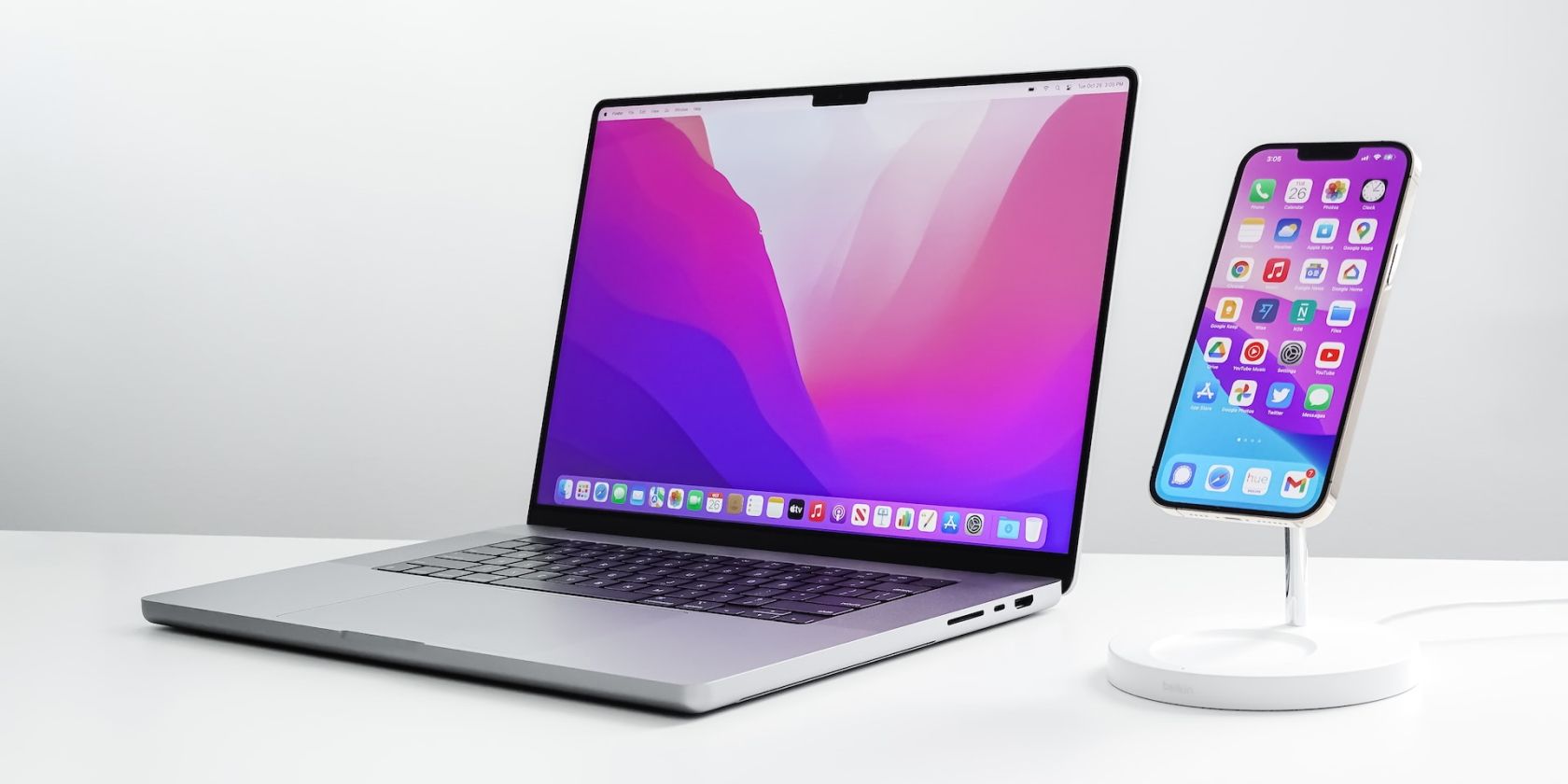 테이블 위의 MacBook Pro 및 iPhone