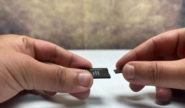 microsd를 sd 카드 어댑터 재킷에 삽입하는 중