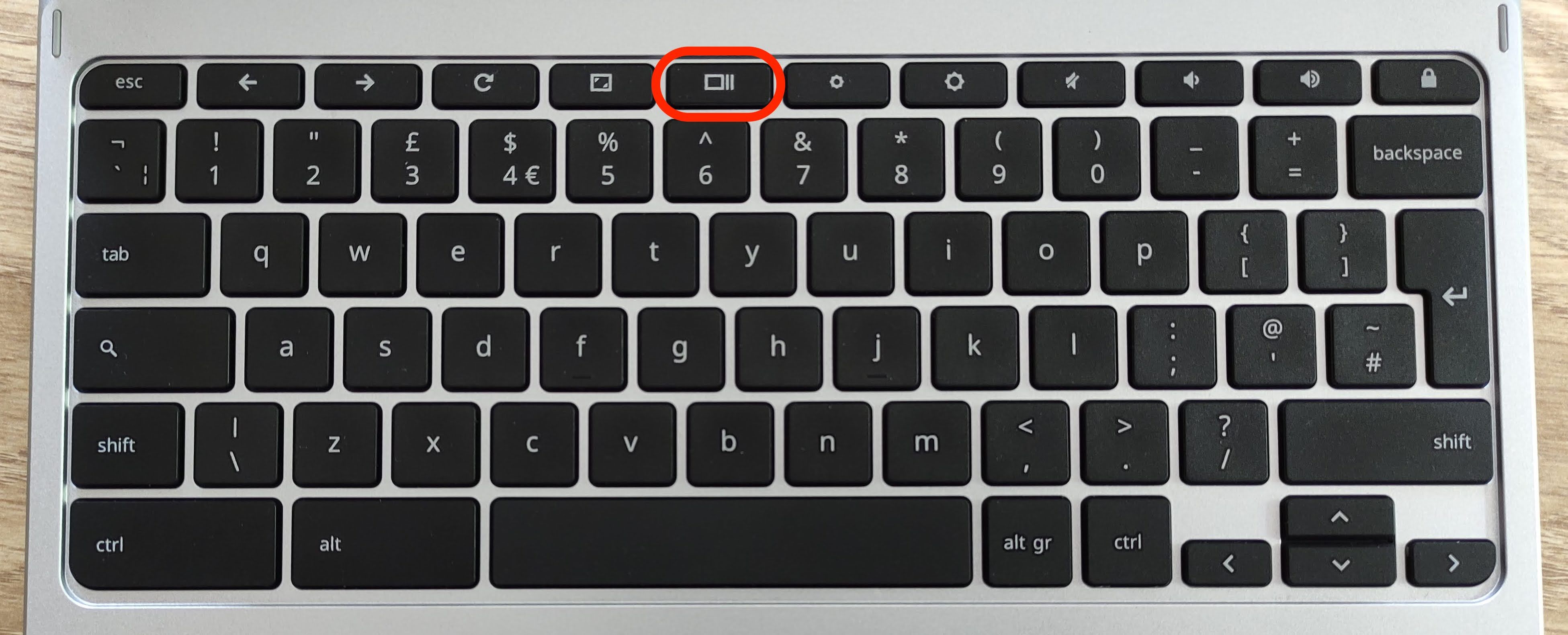 突出顯示顯示所有 Windows 鍵的 Chromebook 鍵盤