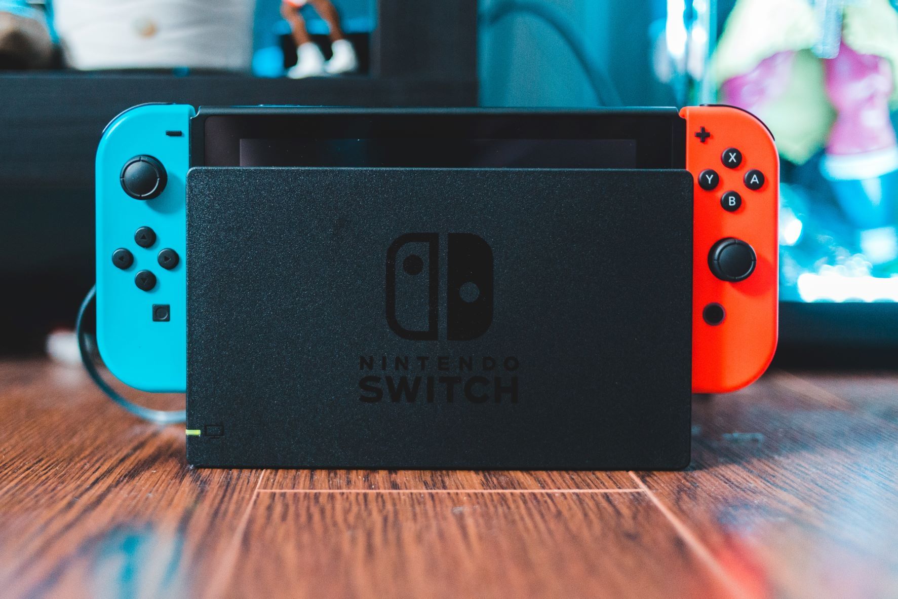 在木桌上對接的 Nintendo Switch 的照片