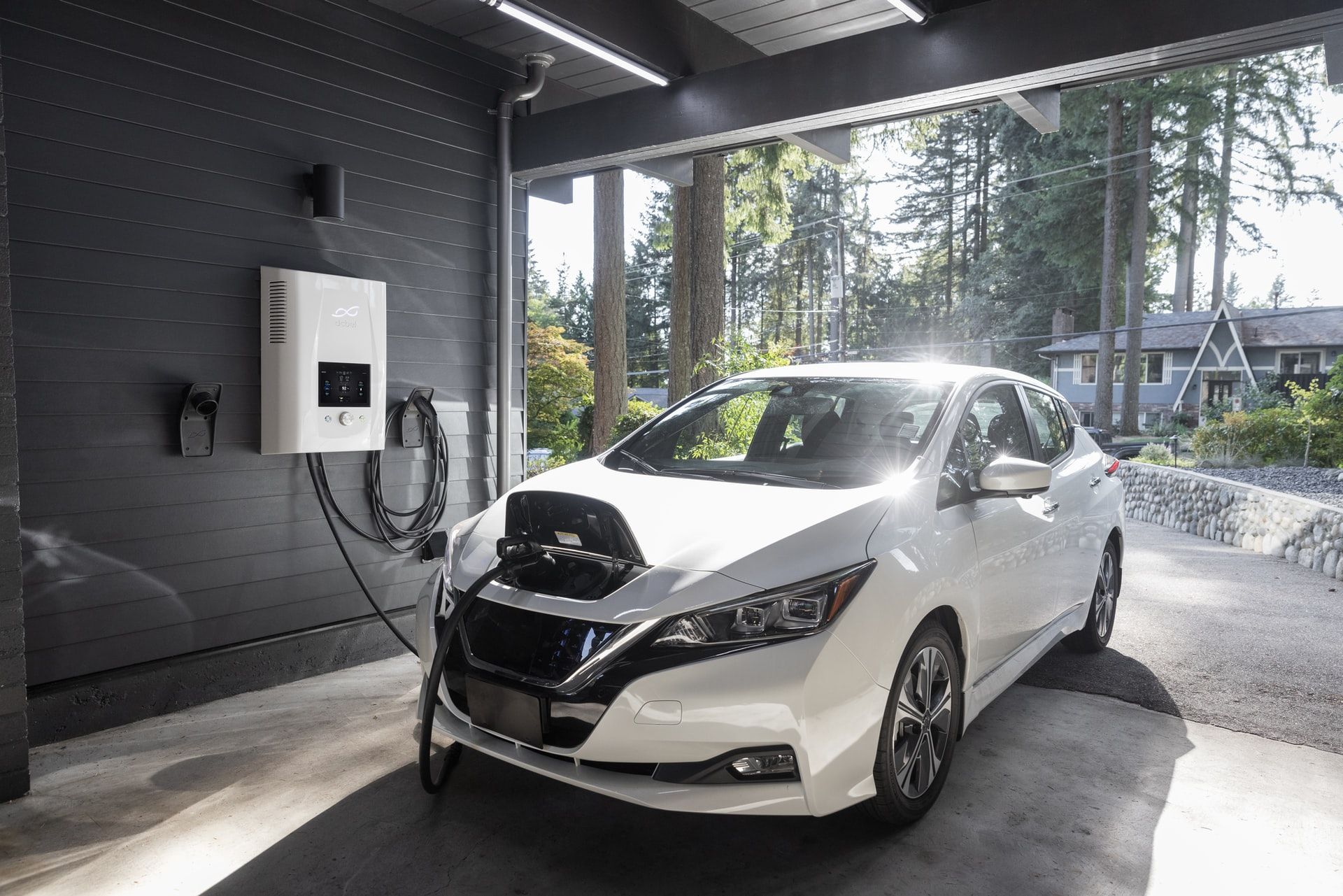 nissan leaf white 在車庫中通過 2 級家用充電器充電