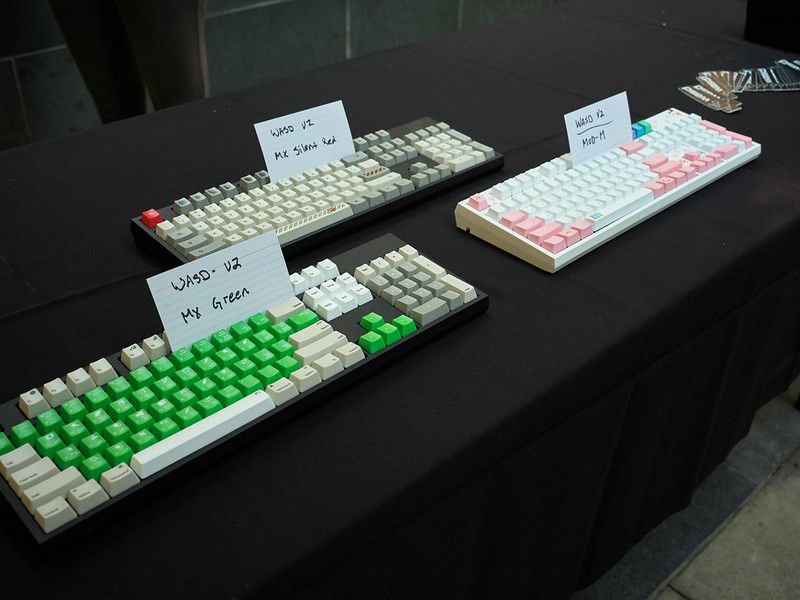 一系列機械鍵盤 - 綠色、粉色、白色