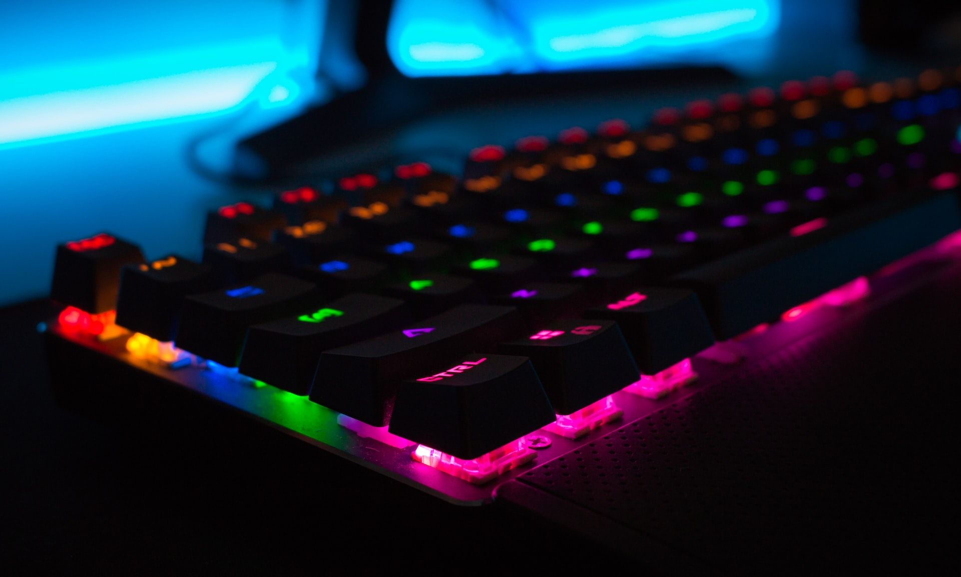一張背光機械鍵盤的圖片